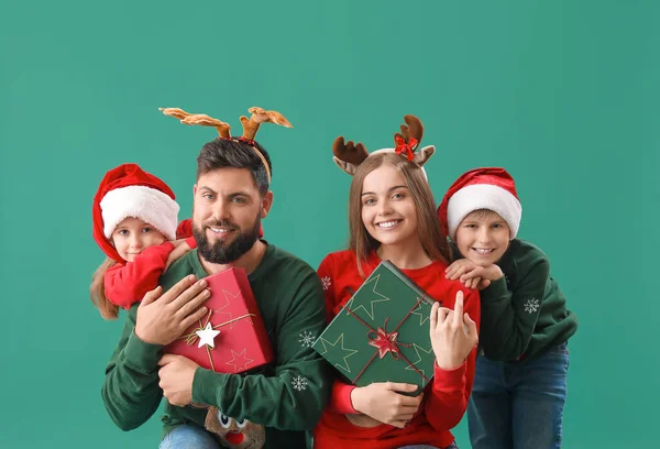 Šťastná Rodina Vánoční Dárky Zeleném Pozadí — Stock fotografie