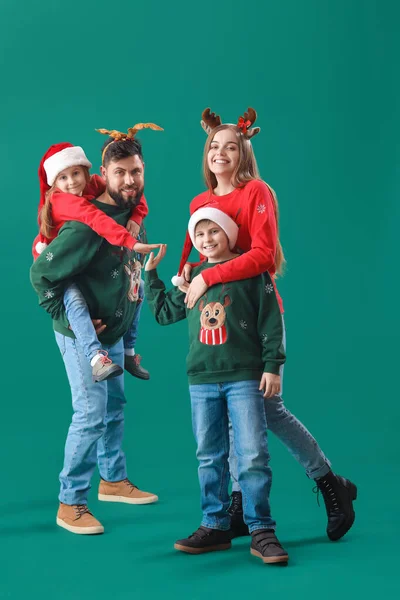 Щаслива Сім Різдвяному Одязі Зеленому Тлі — стокове фото