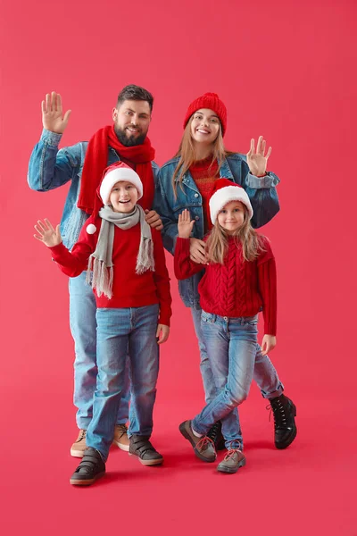 Crianças Pequenas Chapéus Papai Noel Seus Pais Fundo Vermelho — Fotografia de Stock