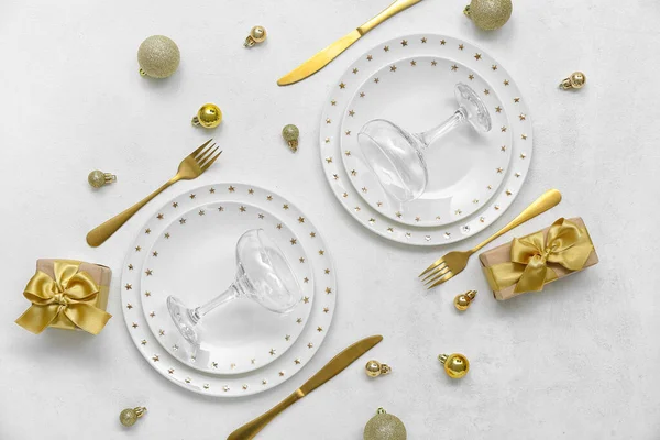 Schöne Tischdekoration Mit Goldenen Weihnachtskugeln Auf Weißem Hintergrund — Stockfoto