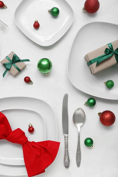 白い背景にクリスマスボールや贈り物と美しいテーブルの設定 — ストック写真