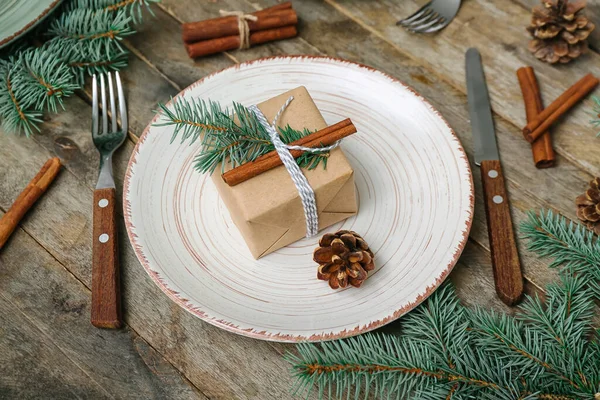Schöne Tischdekoration Mit Geschenk Weihnachtszweigen Und Tannenzapfen Auf Holzgrund — Stockfoto