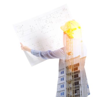 Beyaz arka planda çizimleri ve tamamlanmamış binası olan kadın mühendis iki kez görüntülenmiş.