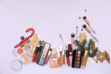 Makyaj ürünlerinden yapılmış çerçeve ve beyaz arka planda Noel dekoru