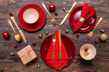 Noel topları ve ahşap arka planda hediyelerle dolu güzel bir masa.