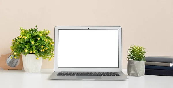 Laptop Moderno Com Tela Branco Local Trabalho Escritório — Fotografia de Stock