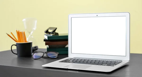 Laptop Moderno Com Tela Branco Mesa Escritório — Fotografia de Stock
