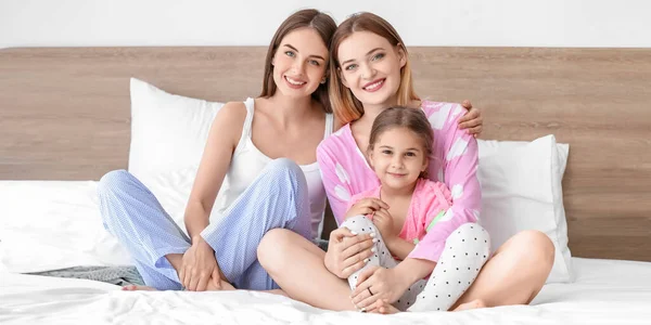 Yatak Odasında Küçük Kızı Ile Mutlu Lezbiyen Çift — Stok fotoğraf