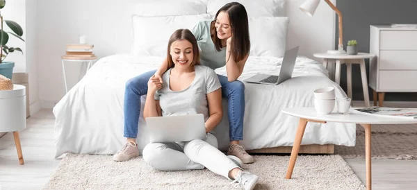 Young Lesbian Couple Laptop Bedroom — Stock Photo, Image
