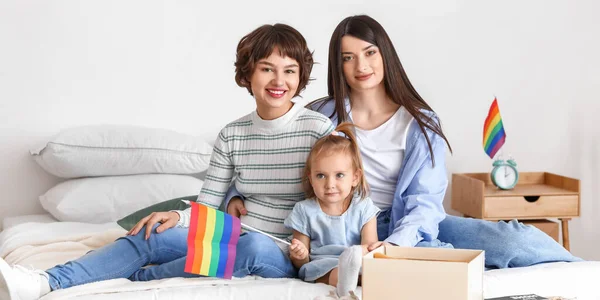 Boldog Fiatal Leszbikus Pár Kislánya Lmbt Zászló Hálószobában — Stock Fotó