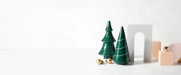 Oyuncak Noel Ağaçları Işık Arkaplanı Üzerindeki Dekor Metin Için Alan — Stok fotoğraf