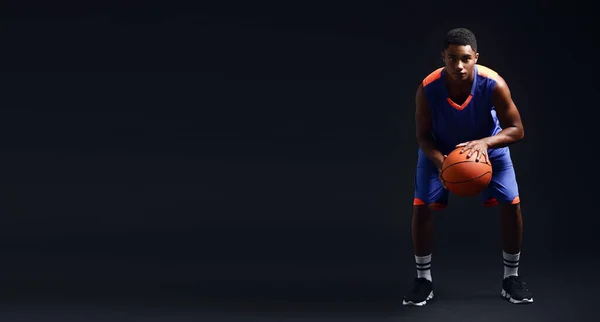 非洲裔美国年轻篮球运动员 背景黑暗 有文字空间 — 图库照片