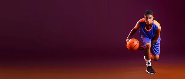 Joven Jugador Baloncesto Afroamericano Sobre Fondo Color Oscuro Con Espacio — Foto de Stock