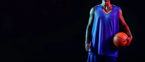 非洲裔美国年轻篮球运动员 背景黑暗 有文字空间 — 图库照片