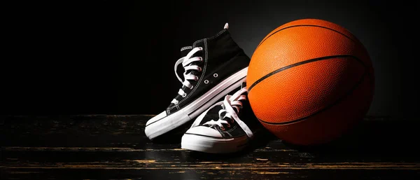 暗い背景にバスケットボールや靴をプレイするためのボール — ストック写真