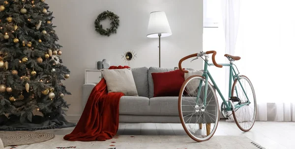 Innenraum Helles Wohnzimmer Mit Fahrrad Sofa Und Weihnachtsbaum — Stockfoto