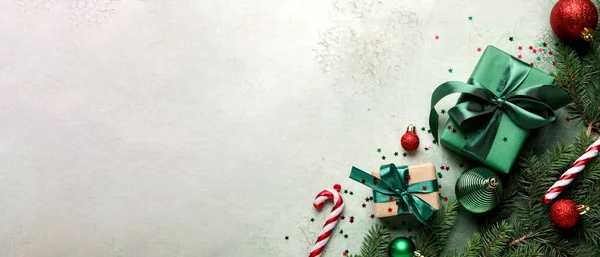 Samenstelling Met Spar Takken Kerstgeschenken Decoraties Lichte Achtergrond Met Ruimte — Stockfoto