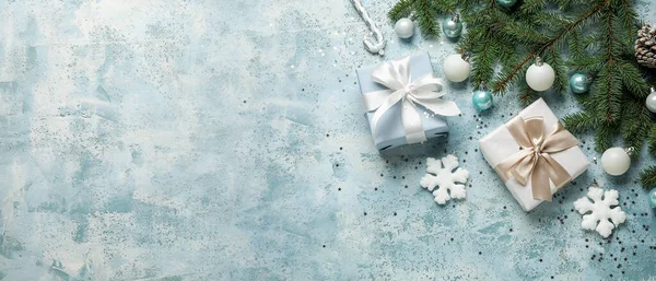 モミの枝 クリスマスプレゼントやテキストのためのスペースと明るい青の背景に装飾と構成 — ストック写真