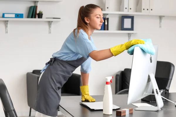 Kobieta Pracownik Usługi Sprzątania Wycieranie Ekranu Komputera Biurze — Zdjęcie stockowe