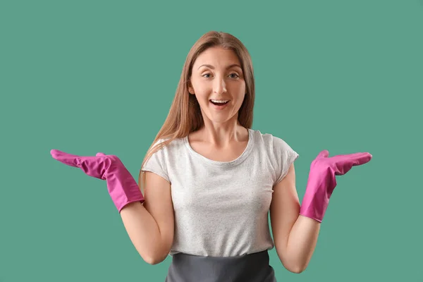 Gelukkig Jong Vrouw Met Rubber Handschoenen Groene Achtergrond — Stockfoto