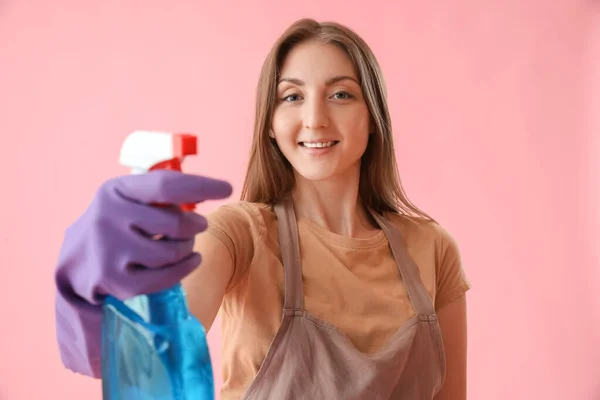 Giovane Donna Con Bottiglia Spray Detergente Sfondo Rosa — Foto Stock