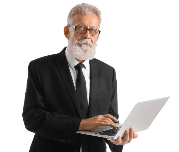 Старший Бородатый Мужчина Костюме Ноутбуком Белом Фоне — стоковое фото
