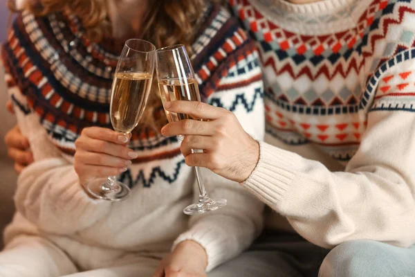 Молода Пара Закохана Келихи Шампанського Вдома Напередодні Різдва Крупним Планом — стокове фото