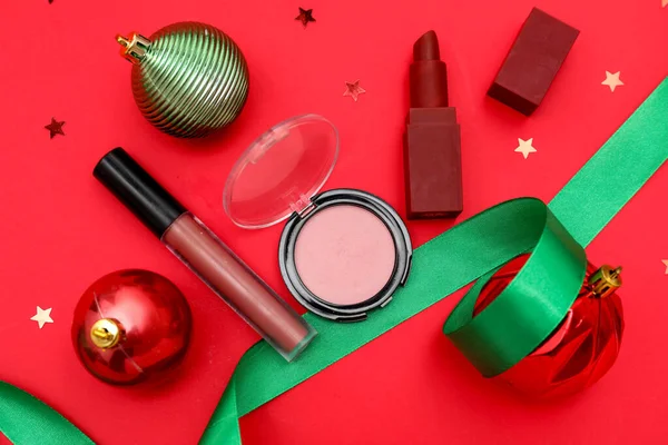 Produtos Maquiagem Com Bolas Natal Fita Fundo Vermelho — Fotografia de Stock
