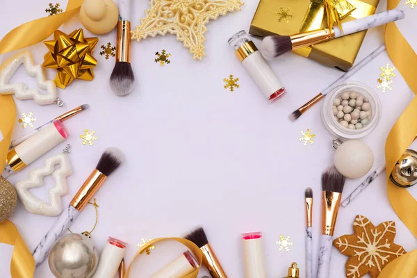 白い背景にクリスマスの装飾や贈り物と化粧品で作られたフレーム — ストック写真