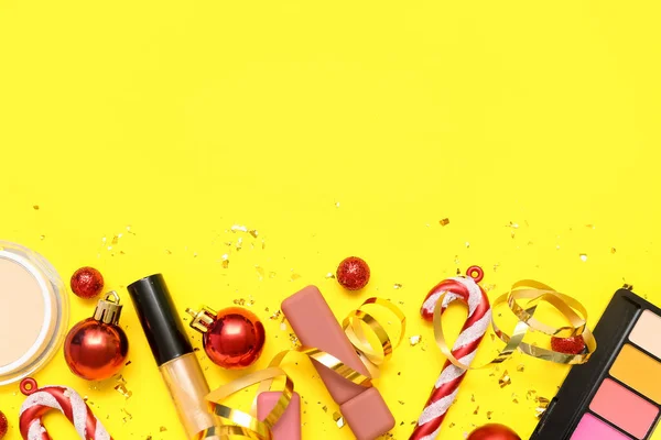 Produtos Maquiagem Com Decoração Natal Fundo Amarelo — Fotografia de Stock