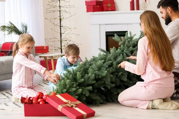 Pais Felizes Seus Filhos Pequenos Com Árvore Natal Casa — Fotografia de Stock