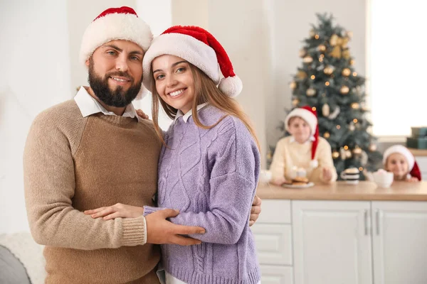 Boldog Szülők Ölelkeznek Konyhában Karácsony Este — Stock Fotó