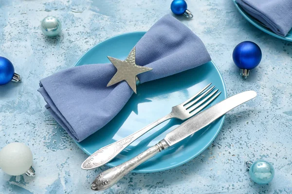 접시와 배경에 크리스마스볼 아름다운 테이블 — 스톡 사진