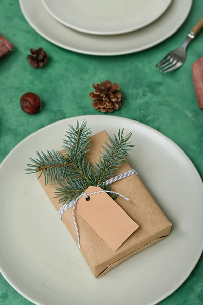 Schöne Tischdekoration Mit Weihnachtsgeschenk Tannenzweigen Und Zapfen Auf Grünem Hintergrund — Stockfoto