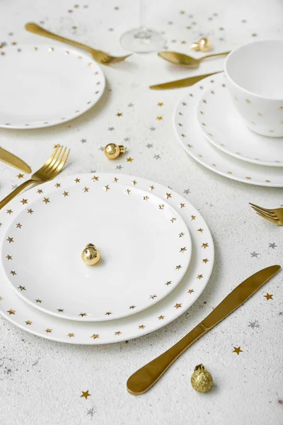 Beautiful Table Setting Golden Christmas Balls White Background — Stock Photo, Image