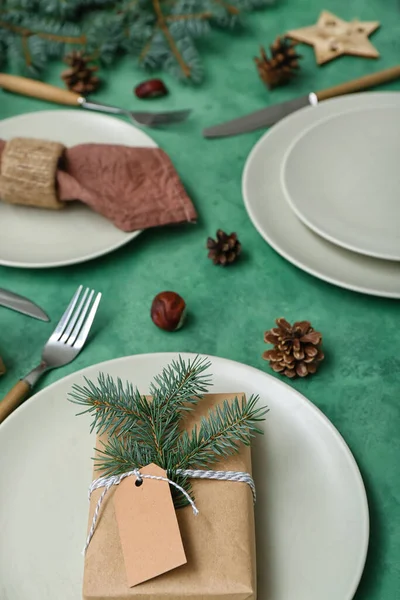 Gyönyörű Asztali Díszítés Karácsonyi Ajándékkal Fenyő Ágak Toboz Zöld Háttér — Stock Fotó