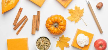 Beyaz arka planda lezzetli balkabağı turtası parçalarıyla sonbahar kompozisyonu, üst görünüm