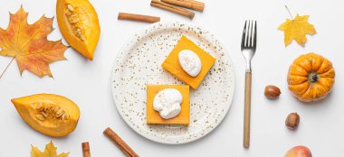 Beyaz arka planda lezzetli balkabağı turtası parçalarıyla sonbahar kompozisyonu, üst görünüm