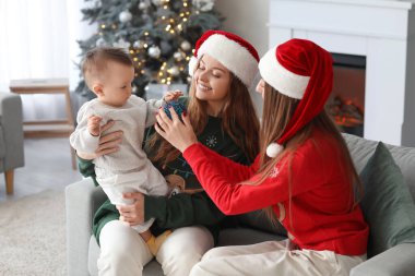 Mutlu lezbiyen çift ve evde küçük oğulları ve Noel balosu