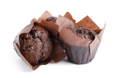 Beyaz arka plan üzerinde izole lezzetli çikolatalı kek