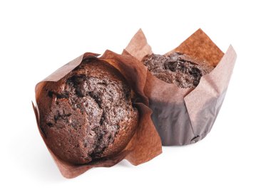 Beyaz arka plan üzerinde izole lezzetli çikolatalı kek