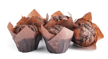 Beyaz arka plan üzerinde izole lezzetli çikolatalı kek