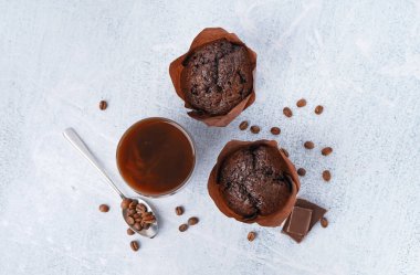 Nefis çikolatalı kekler ve arka planda bir fincan kahve.