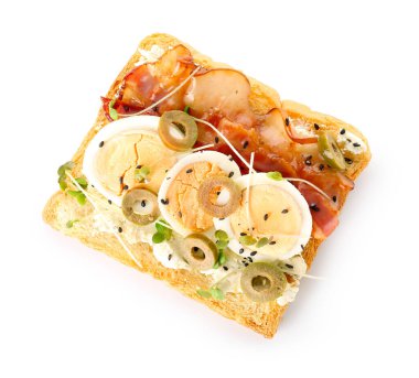 Kaynamış yumurta, kızarmış domuz pastırması ve beyaz arka planda zeytinli lezzetli tost.