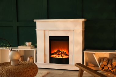 Şömineli ve raflı karanlık oturma odasının içi.