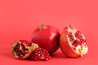 Kırmızı zemin üzerinde taze nar