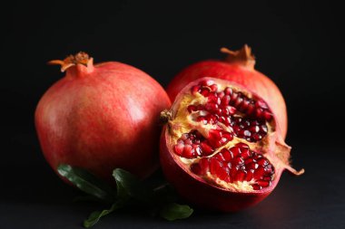 Koyu arkaplanda taze nar