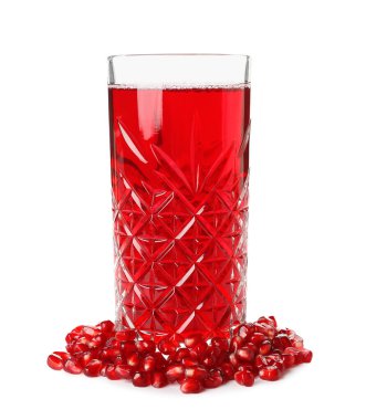 Beyaz arka planda izole edilmiş bir bardak taze nar suyu.