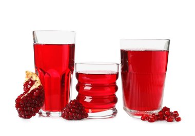 Beyaz arka planda izole edilmiş taze nar suyu bardakları.
