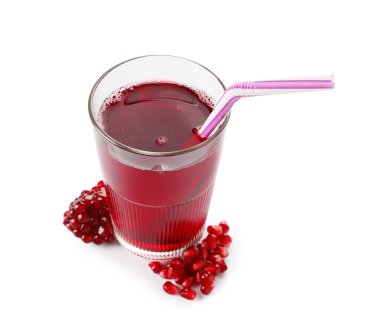 Beyaz arka planda bir bardak taze nar suyu.